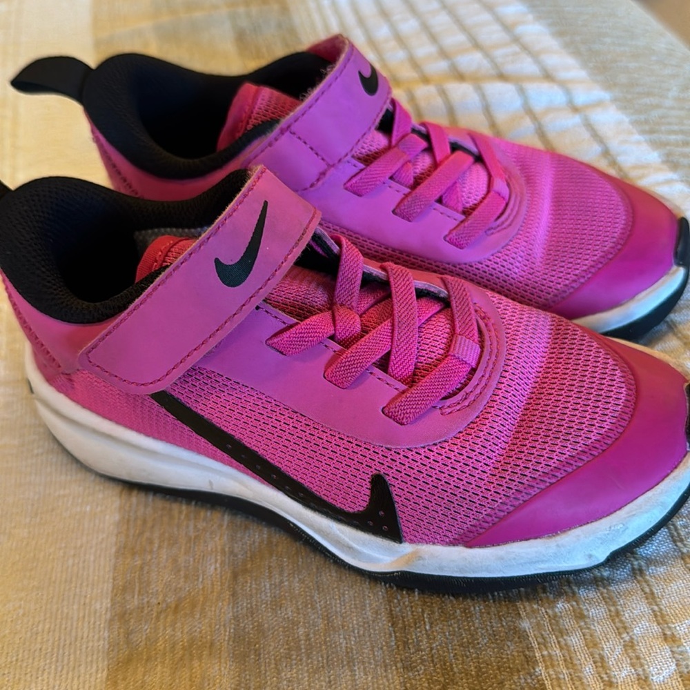 Nike Omni multi court little girls sneakers/tennis shoes size 11